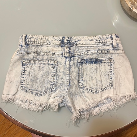 LOW RISE SHORTS WITH FLOWER PRINT - Picture 2 of 3